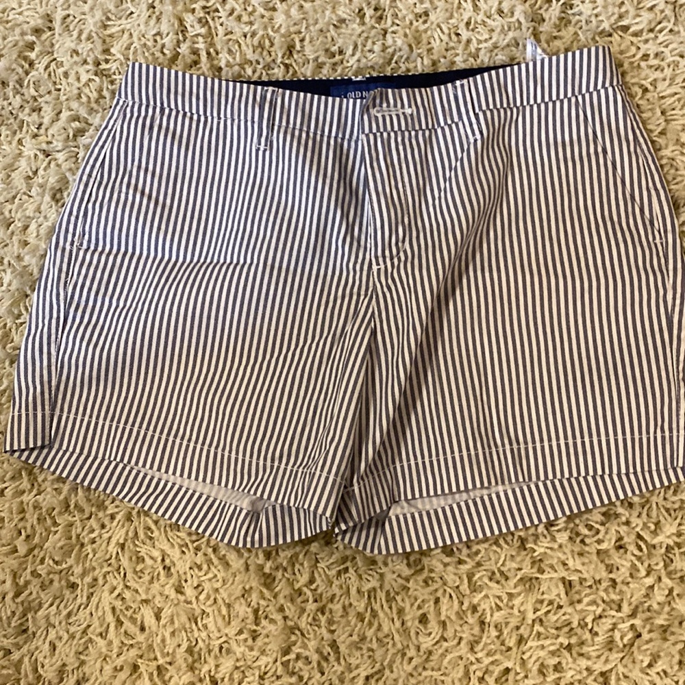 Old Navy High-Waisted Uniform Bermuda Shorts for Women -- 5-inch inseam size 8